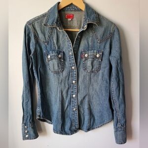 Vintage LEVI'S  Women's Medium Wash Blue Denim Button-Up Shirt